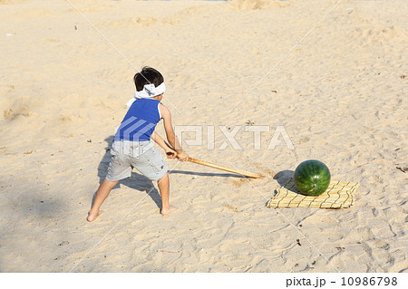 スイカ割りをする男の子 スイカ割りをする男の子 10986798