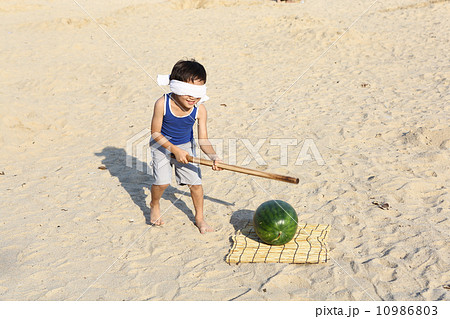 スイカ割りをする男の子 スイカ割りをする男の子 10986803
