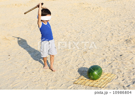 スイカ割りをする男の子 スイカ割りをする男の子 10986804