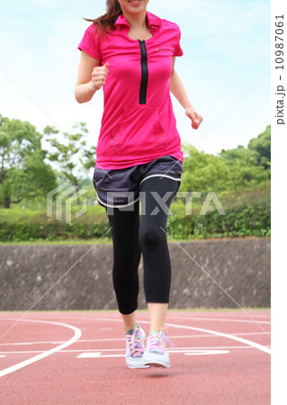 競技場で運動する女性 10987061