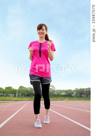競技場で運動する女性 10987070