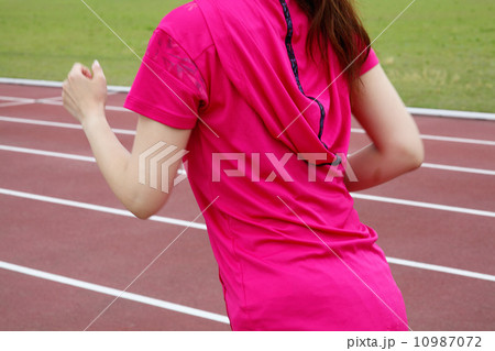競技場で運動する女性 10987072