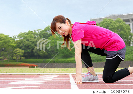 競技場で運動する女性 10987078