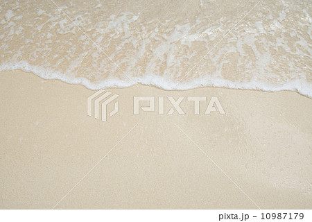 沖縄の海 砂浜の波 沖縄の海 砂浜の波 10987179