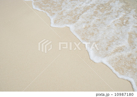 沖縄の海　砂浜の波 10987180