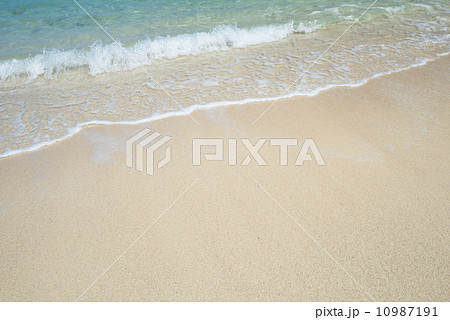 沖縄の海　砂浜の波 10987191