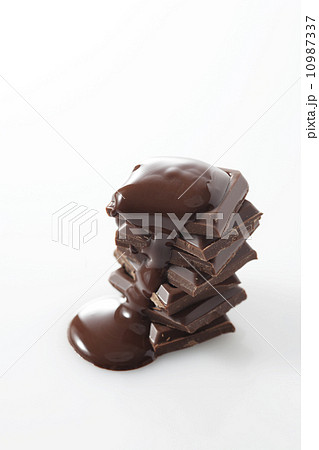 溶けたチョコレートのかかったチョコレート 溶けたチョコレートのかかったチョコレート 10987337