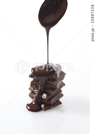 溶けたチョコレートのかかったチョコレートの写真素材