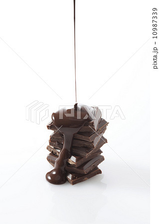 溶けたチョコレートのかかったチョコレート 10987339