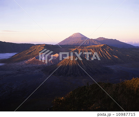 ブロモ山とスメル山 10987715