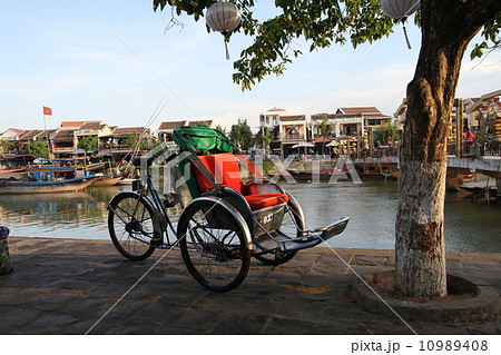 アンホイ橋の前のシクロ 10989408