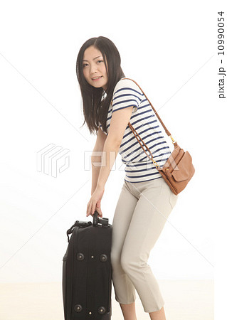 旅行かばんを持った女性の写真素材