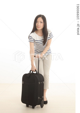 旅行かばんを持った女性 旅行かばんを持った女性 10990061