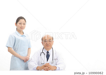病院で診察をする医者 10990062
