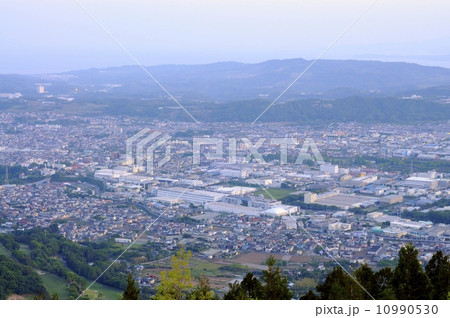 夕暮れの秦野市街 10990530