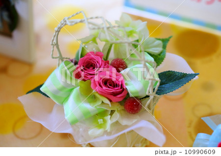 しあわせの花かご(プリザーブドフラワーアレンジ) しあわせの花かご(プリザーブドフラワーアレンジ) 10990609