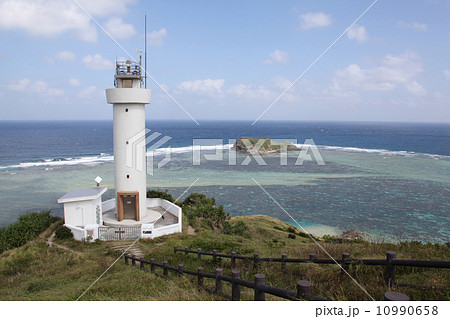 石垣島の平久保崎灯台ときれいな海 石垣島の平久保崎灯台ときれいな海 10990658