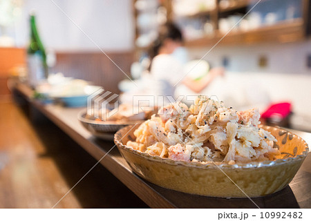 カウンターに料理 10992482