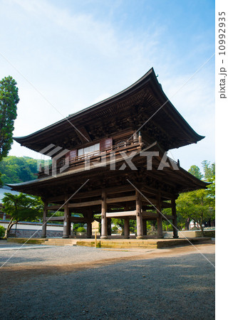 円覚寺の山門 縦 円覚寺の山門 縦 10992935