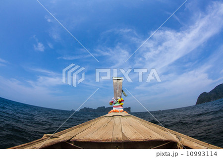 Long-tail boat travel 10993114
