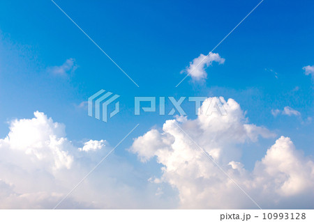 Cloud and sky background 10993128