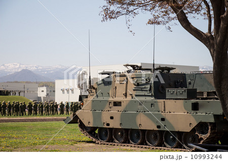 陸上自衛隊の90式戦車回収車 10993244