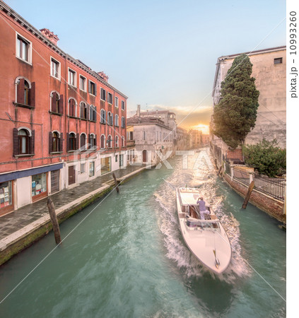 Gondola with gondolier in Venice, Italy Gondola with gondolier in Venice, Italy 10993260