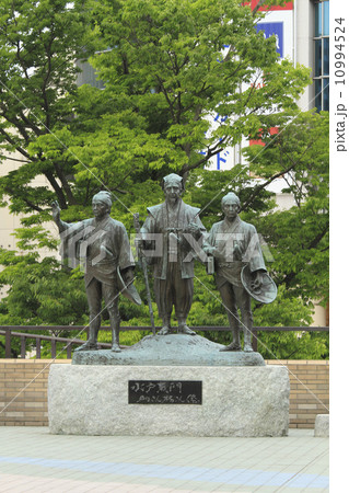 水戸黄門 助さん格さん像　：中央が黄門、左が助さん、右が格さん。水戸駅北口。 10994524