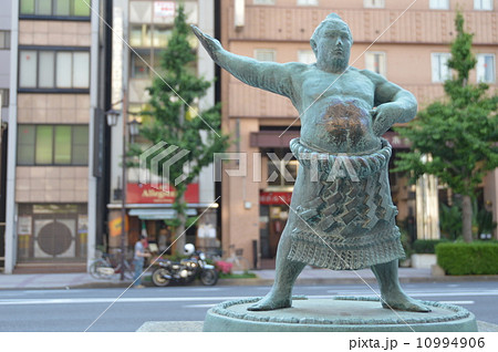 国技館通りの「力士像」〜横綱土俵入り(雲龍型)(JR両国駅 東口付近/東京都墨田区両国) 国技館通りの「力士像」〜横綱土俵入り(雲龍型)(JR両国駅 東口付近/東京都墨田区両国) 10994906
