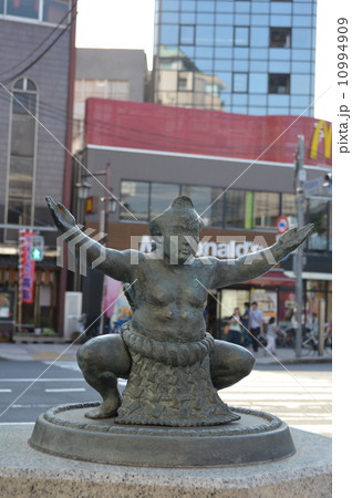 国技館通りの 力士像 Jr両国駅東口付近 東京都墨田区両国 の写真素材