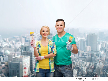 smiling couple with paintbrush 10995906