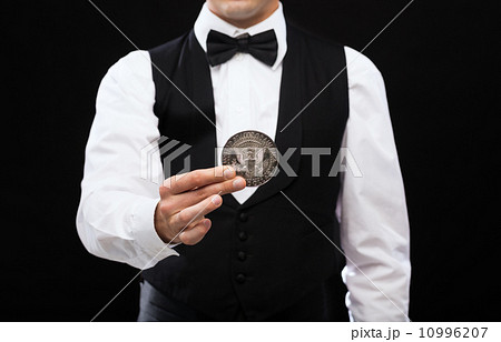 dealer holding half dollar coin dealer holding half dollar coin 10996207