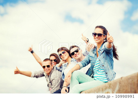 teenagers showing thumbs up 10998991