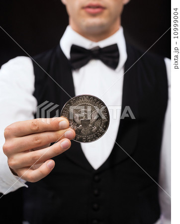 dealer holding half dollar coin dealer holding half dollar coin 10999004