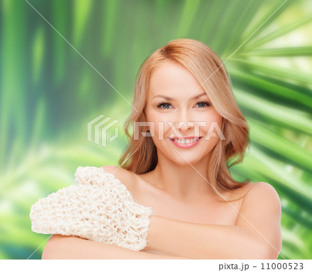 smiling woman with exfoliation glove 11000523