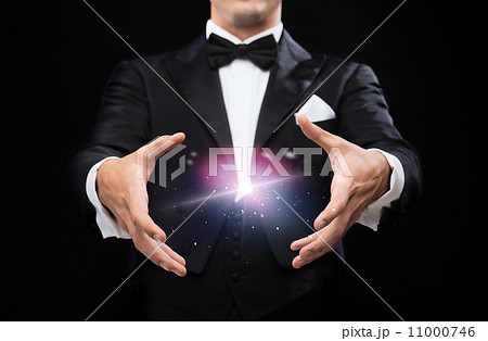 magician in top hat showing trick 11000746