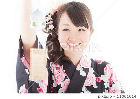 風鈴を手に持ち楽しそうに笑う浴衣を着た女子校生 11001014