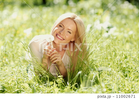girl with dandelion 11002671