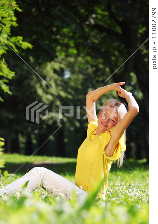 woman on grass 11002799
