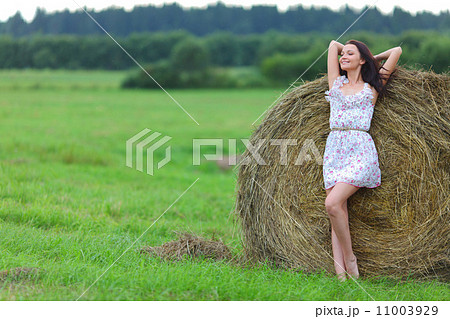 girl next to haystack 11003929