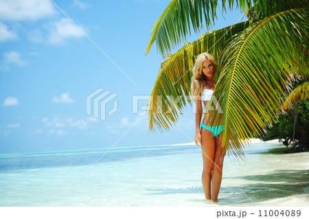 woman in a bikini 11004089