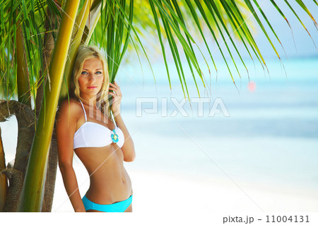 woman in a bikini 11004131