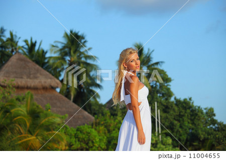 woman in a dress 11004655