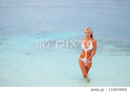 woman playing in water 11004668