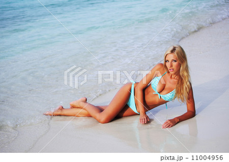 woman on the sand the ocean coast 11004956