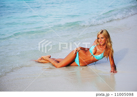 woman on the sand the ocean coast 11005098