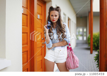 fashion woman on street 11005459