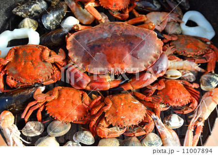 crabs shrimps on charcoal grill crabs shrimps on charcoal grill 11007894