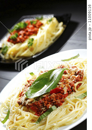 Spaghetti bolognese with basil Spaghetti bolognese with basil 11009116