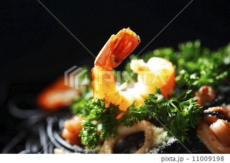 Black spaghetti with seafood Black spaghetti with seafood 11009198